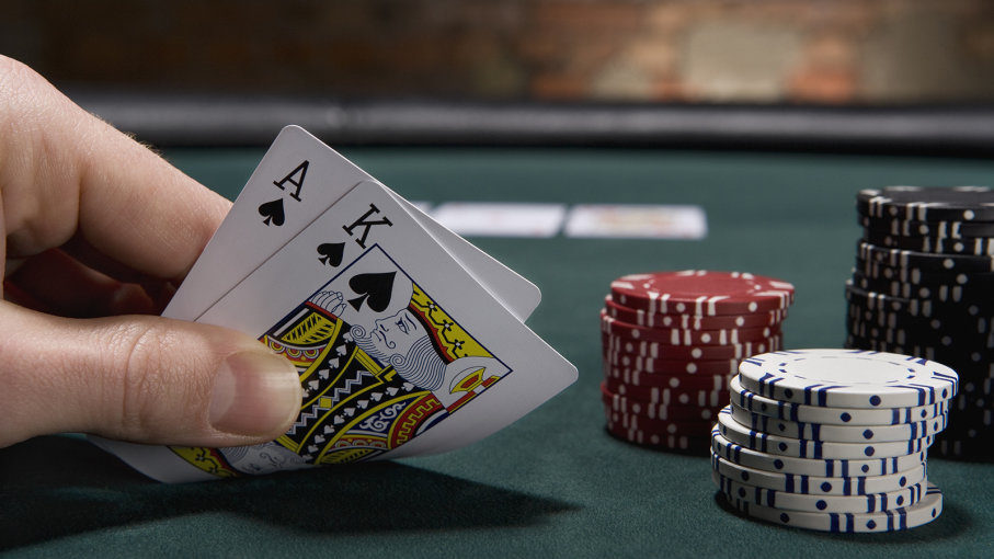 cartas de blackjack y chips de casino